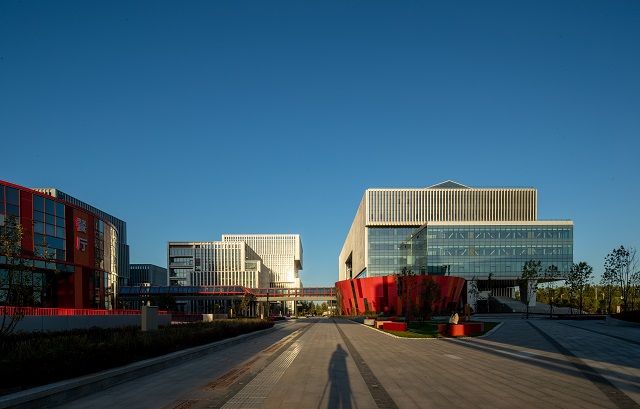打造北方“深圳湾”！中建八局装饰工程有限公司参建的深哈产业园科创总部迎来企业陆续入驻米乐M6 米乐(图8)