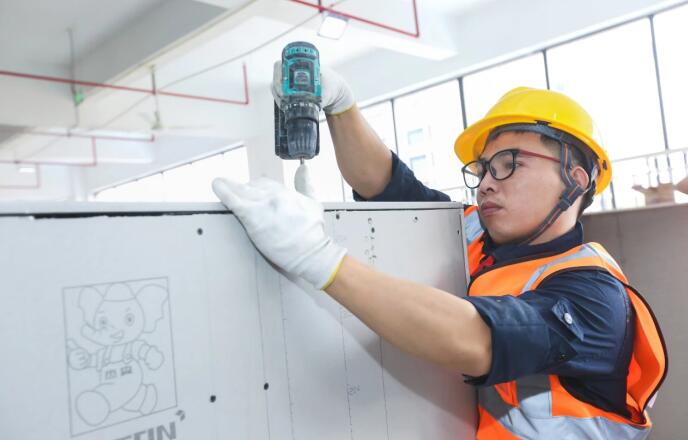 技能大比武 中建二局装饰公司代表队参加2023年广东省住房城乡建设行业抹灰与隔墙系统技能竞赛(图2)