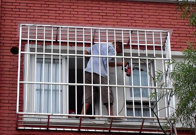 “他自己掉下去凭啥我赔？”男子装防盗网坠亡家属索赔200万(图1)
