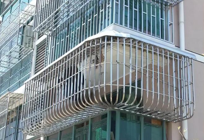 “他自己掉下去凭啥我赔？”男子装防盗网坠亡家属索赔200万(图2)