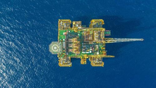 “深海一号”大气田完成投产后首次凝析油舱清舱检测作业(图1)