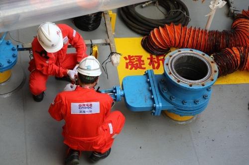 “深海一号”大气田完成投产后首次凝析油舱清舱检测作业(图2)