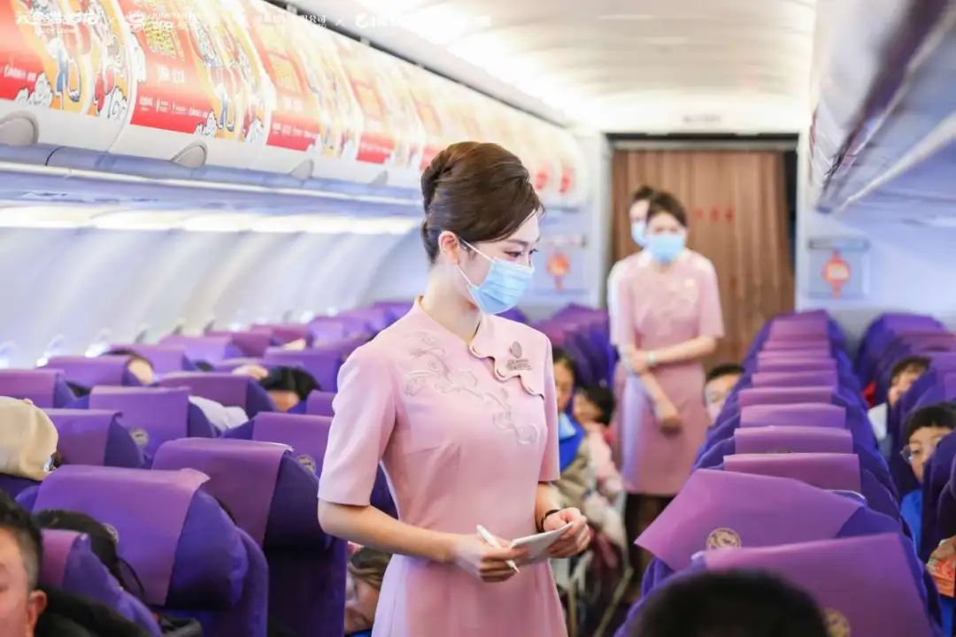 新春主题装饰上线吉祥航空添彩旅客春运回家之路(图7)