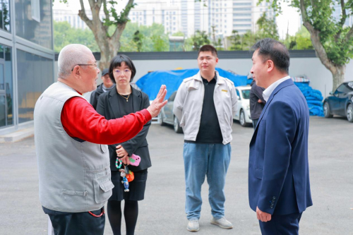 中建八局三公司装饰分公司与燕子矶街道化纤新村社区开展公益维修活动(图2)